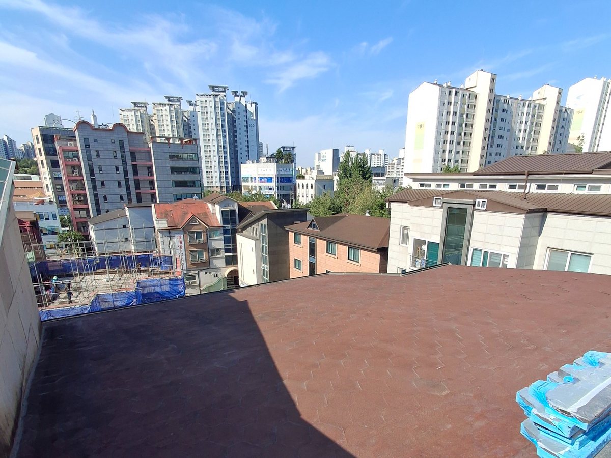 용인 아스팔트슁글 지붕보수 전 노후 적갈색 슁글 지붕 전체 상태 용인 아스팔트슁글 지붕보수 전 노후 적갈색 슁글 지붕 전체 상태