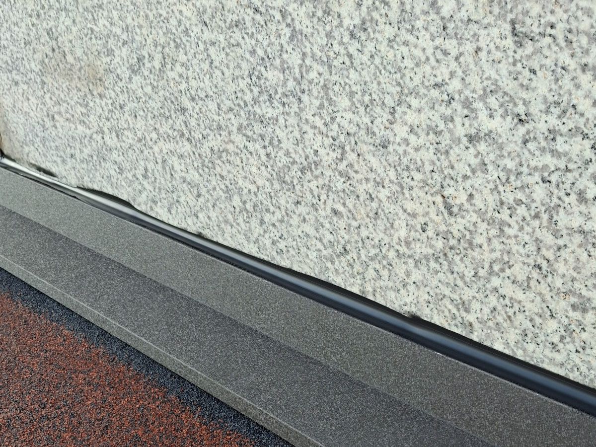 인천 아스팔트슁글 지붕 벽체 하단 후레싱과 접합부 마감
