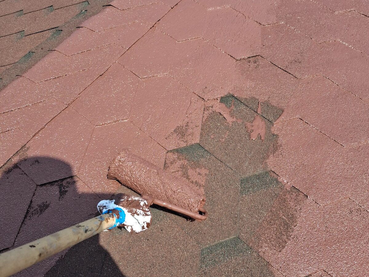 오래된 아스팔트슁글 표면에 슁글방수액을 롤러로 도장하는 과정